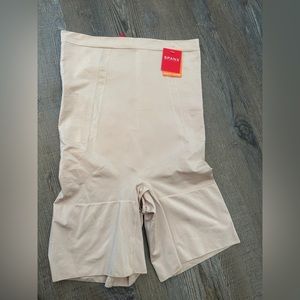 NEW WITH TAGS - SPANX mid thigh short XL